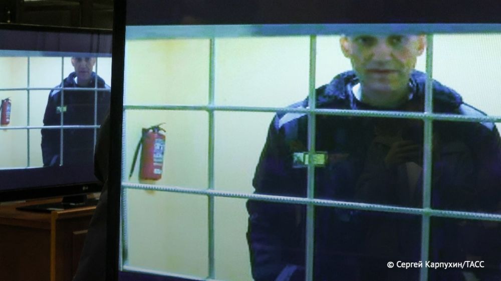 Алексей Навальный переведен из колонии в Покрове Владимирской области в исправительное учреждение строгого режима после вступления в силу приговора по делу о мошенничестве, сообщила адвокат осужденного Ольга Михайлова