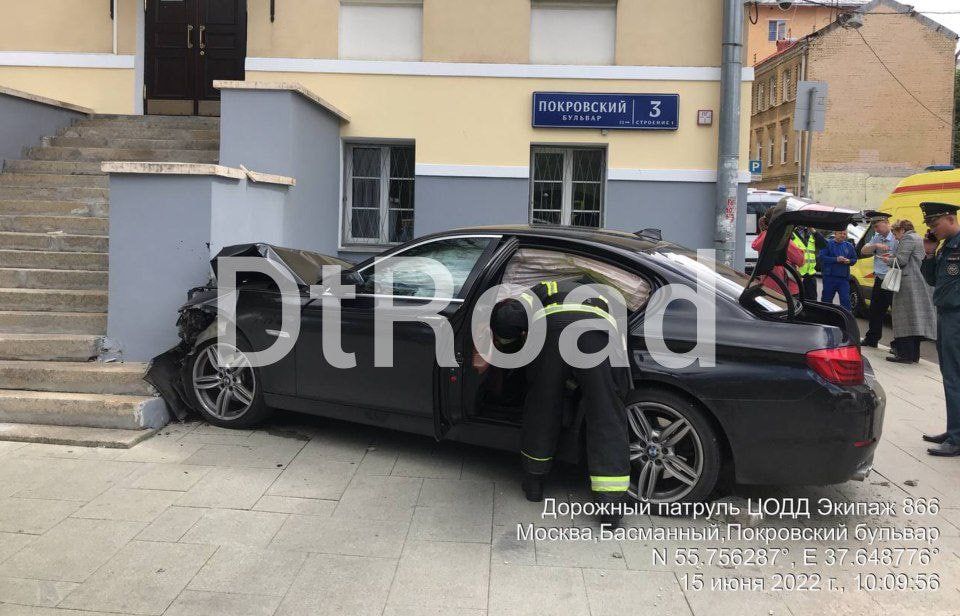 На Покровском бульваре в центре Москвы столкнулись два машины, и одна из них въехала в здание