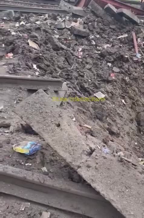 Результат ракетного попадания по железнодорожным путям станции Покровска