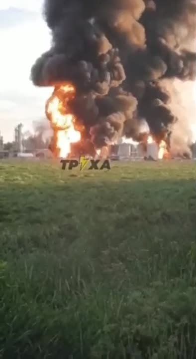 После удара крылатых ракет пылает нефтебаза под Днепропетровском