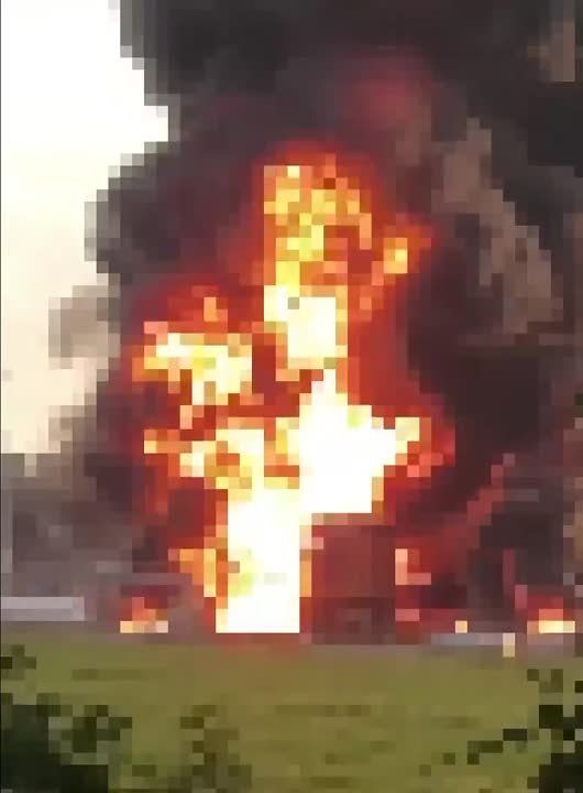 После ракетного удара есть масштабные разрушения