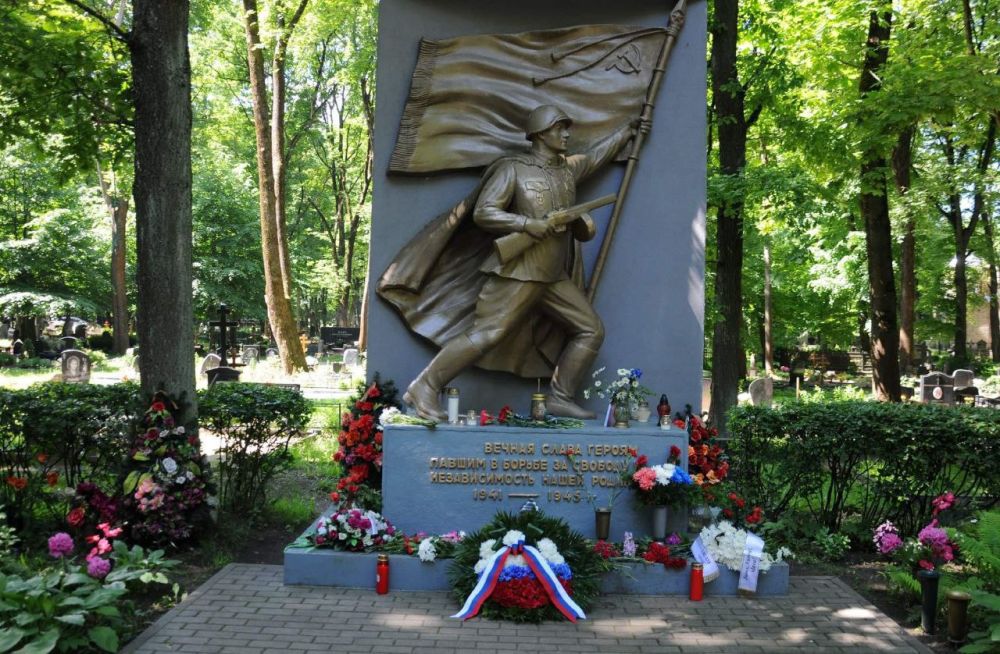 По случаю Дня памяти и скорби российские дипломаты по всему миру продолжают приносить цветы к памятникам Великой Отечественной войны