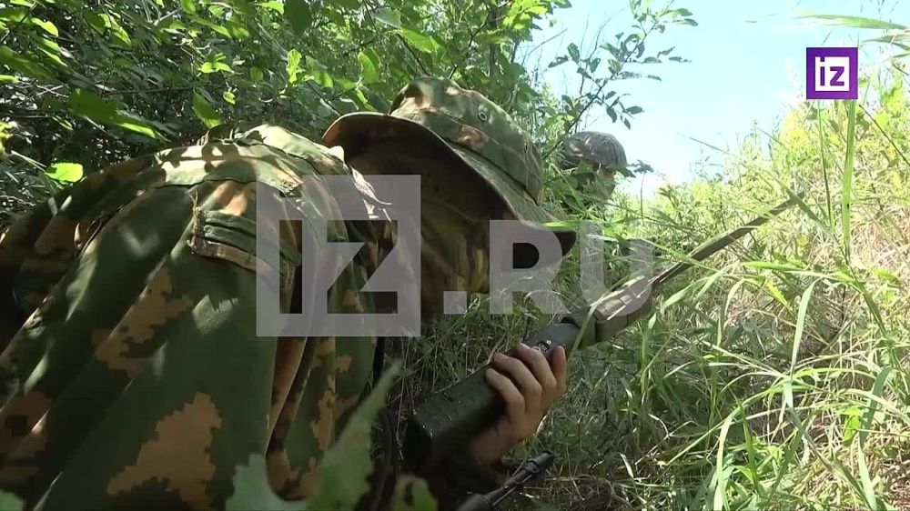 Военкор "Известий" Денис Кулага вместе с разведчиками и пехотой подошел вплотную к позициям ВСУ в районе села Покровское в ДНР. Он своими глазами увидел, как снаряды российской артиллерии попадают по расположению украинских националистов