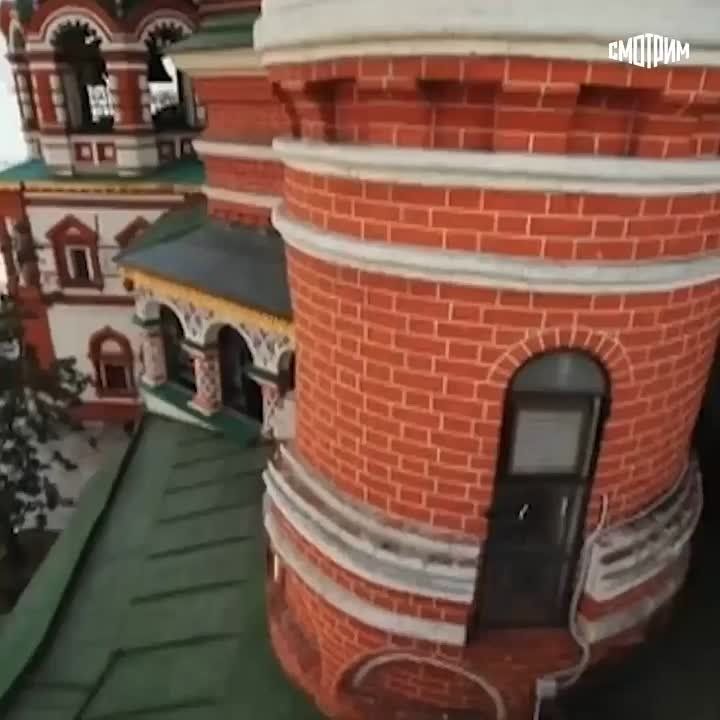 Покровский собор, более известный как храм Василия Блаженного, является культовой постройкой эпохи Ивана Грозного