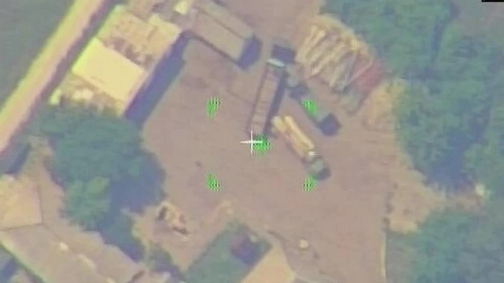 Кадры уничтожения, предположительно, транспортно-заряжающей машины РСЗО HIMARS в районе Покровска