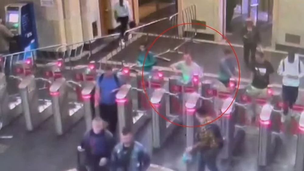 В Москве в вестибюле станции метро «Бауманская» Арбатско-Покровской линии мужчина пытался в нарушение правил пользования метрополитеном пройти через турникет