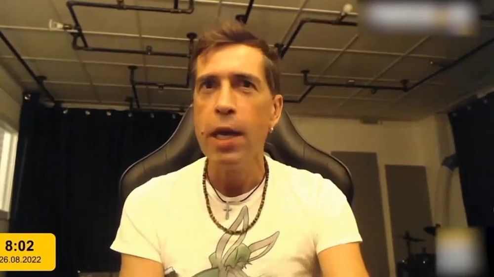 Сбежавший из России рок-музыкант Максим Покровский пригрозил знаменитостям, поддерживающим РФ