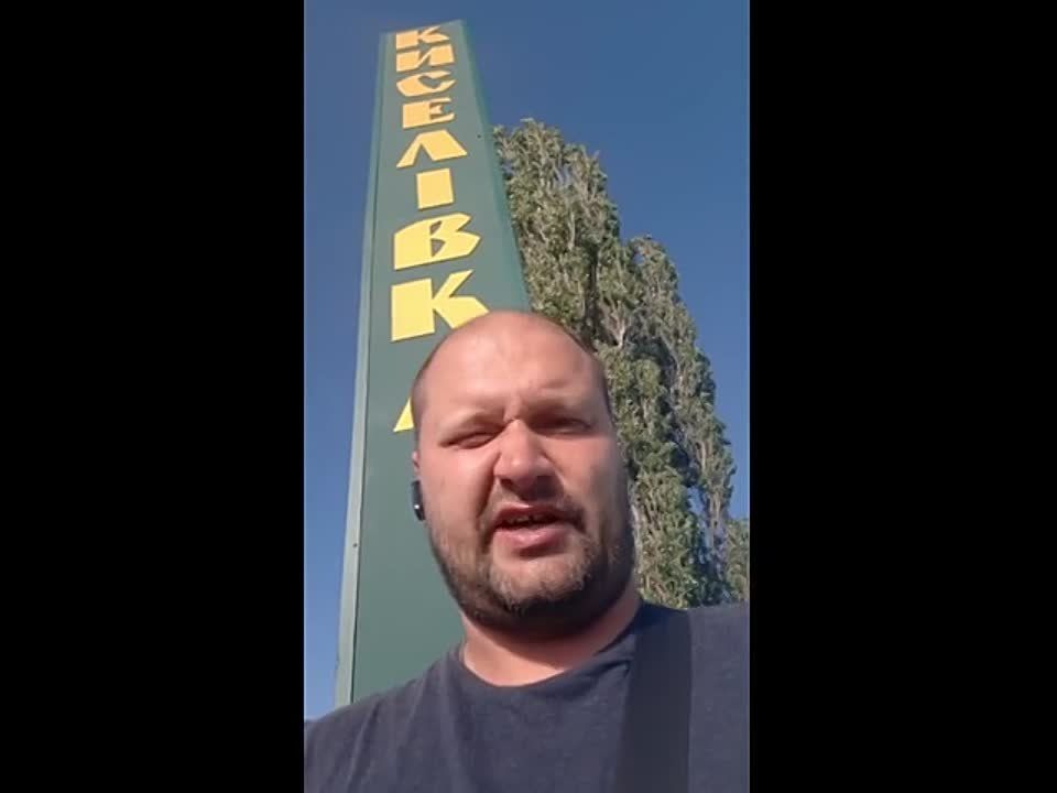 А вот и "страшные кадры" с места наступление ВСУ на Херсон - Военкор Р. Сапоньков с места событий сообщает, что никаких боёв у Киселевки и Посад-Покровского нет. Обстановка спокойная