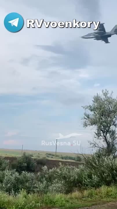 На этих кадрах от @RVvoenkor штурмовики Су-25 ВКС РФ помогают громить ВСУ на Николаевском направлении — в районе села Посад-Покровского