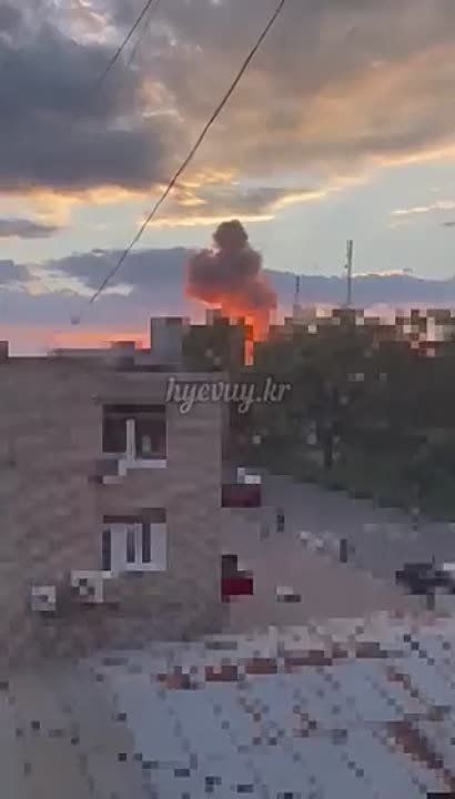 На нефтебазе в Криворожском районе в результате ракетного удара уничтожен большой запас топлива, сообщил начальник местной военной администрации Кривого Рога Александр Вилкул