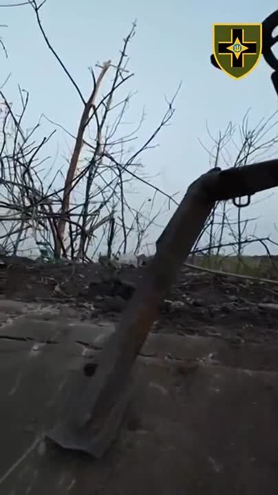 Подразделение 28 омбр ВСУ отстреливается от российских войск прямиком с занятой вчера позиции 33 полка 20 мсд к востоку от Мирного под Посад-Покровским