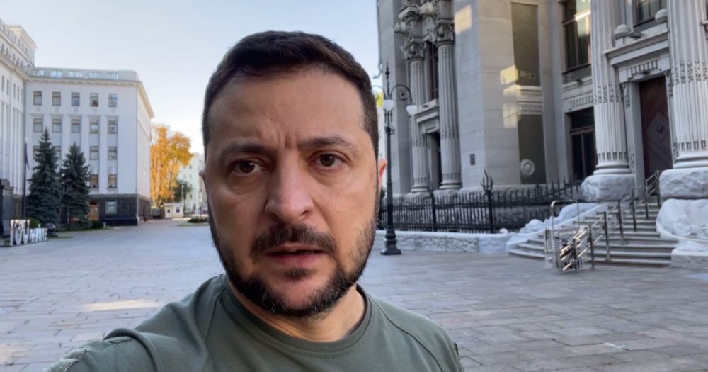 Зеленский записал видообращение из двора офиса в Киеве