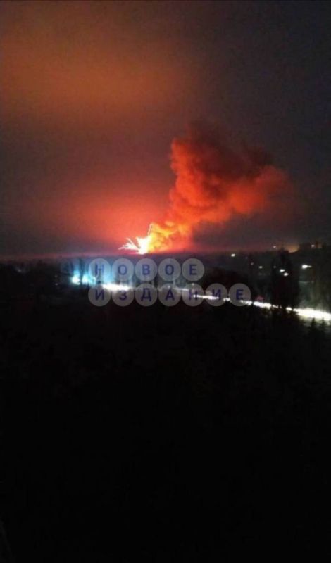 Украинские издания публикуют фотографию полыхающего склада боеприпасов украинской армии в Покровске