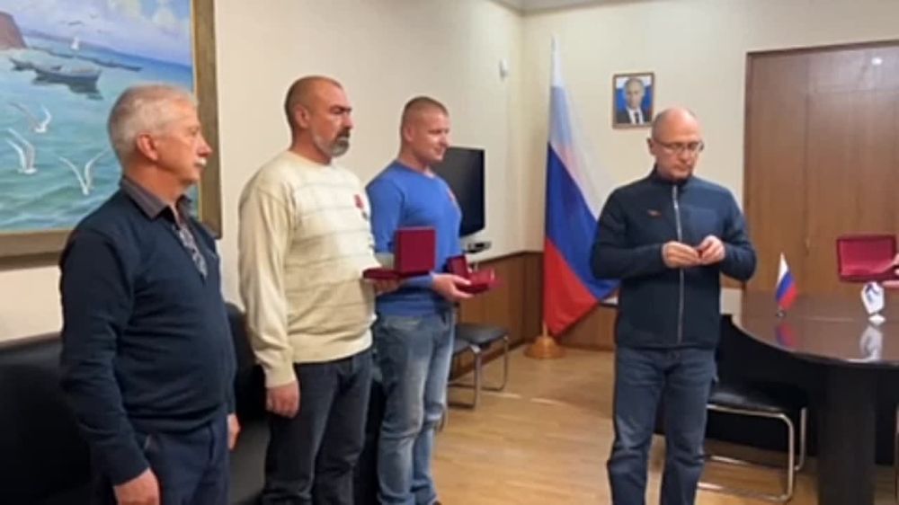 Сергей Кириенко и Владимир Сальдо вручили по указу Владимира Путина государственные награды членам экипажа речного катера «Арарат»