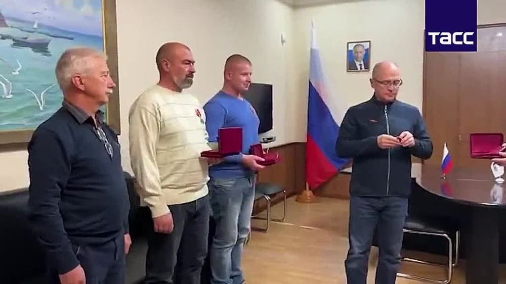 Первый замруководителя Администрации президента РФ Сергей Кириенко и врио губернатора Херсонской области Владимир Сальдо вручили государственные награды членам экипажа речного катера "Арарат"