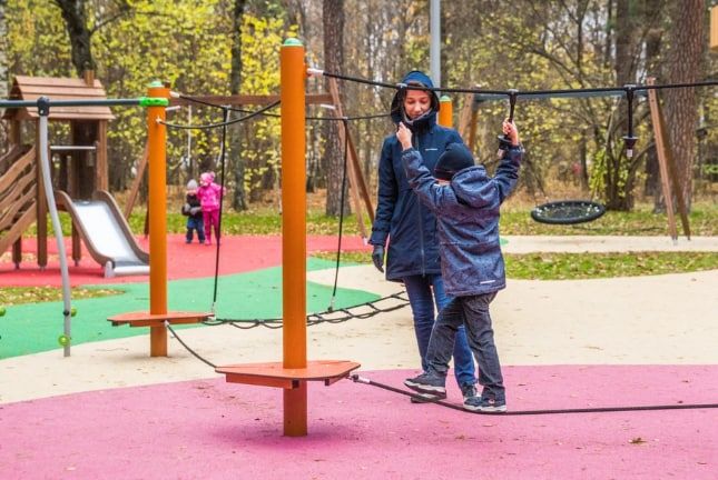 В "Покровском-Стрешневе" обновили детские площадки: что ждет маленьких москвичей на прогулке в парке?