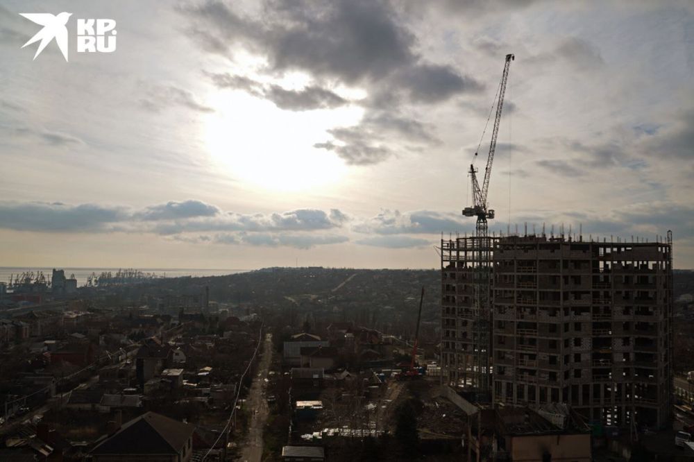 Корреспондент «КП» запечатлел пейзажи Мариуполя с крыш городских высоток