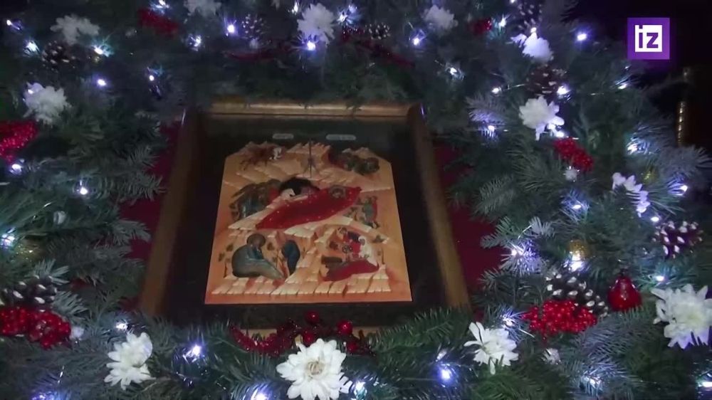 Корреспондент "Известий" Станислав Григорьев показал, как проходит Рождественская служба в Свято-Покровском храме в Мариуполе