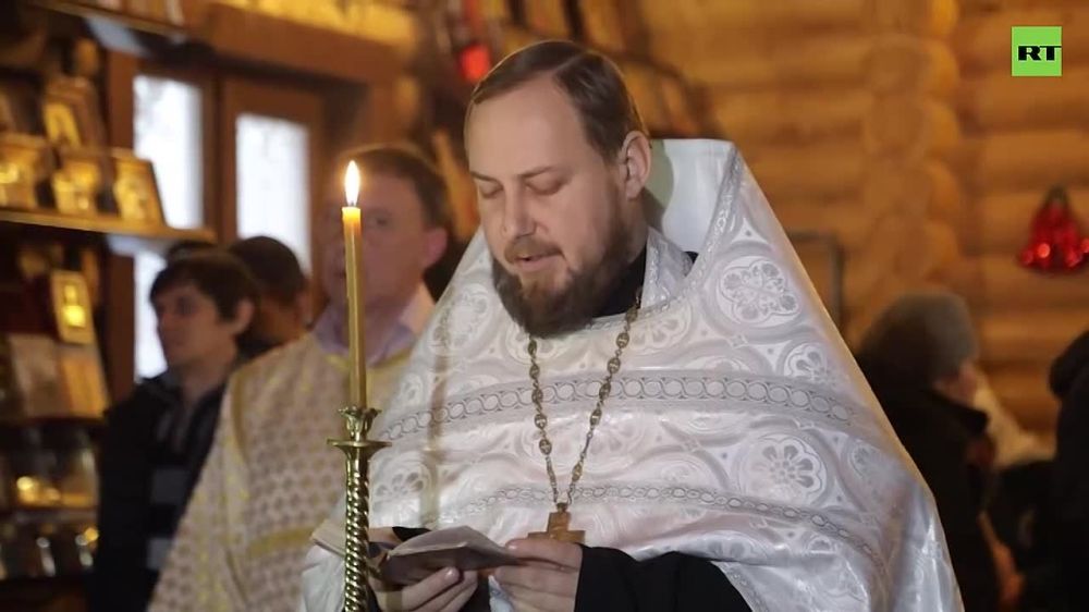 Кадры церковной службы в храме Покрова Божьей Матери в Мариуполе