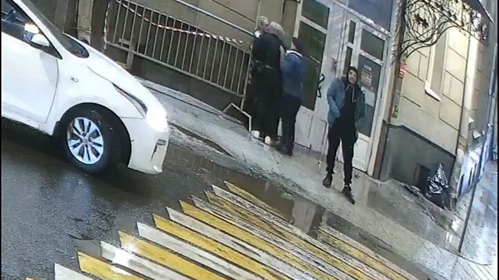 В Москве 45-летний житель столицы на Покровском бульваре выхватил из рук молодой девушки, стоявшей с друзьями возле бара, телефон и поспешно скрылся