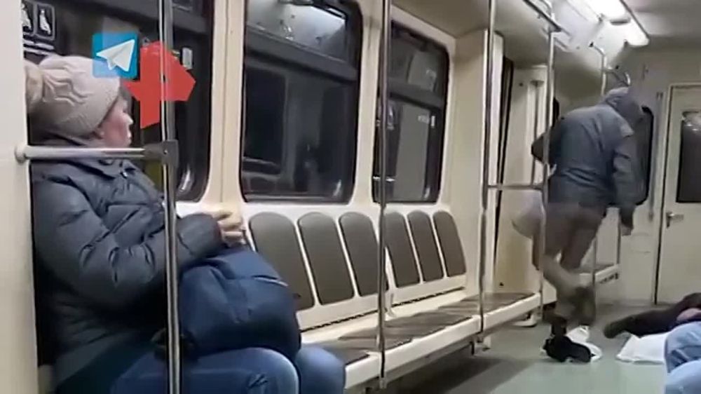 Полиция изучает видео избиения двух пассажиров в московском метро