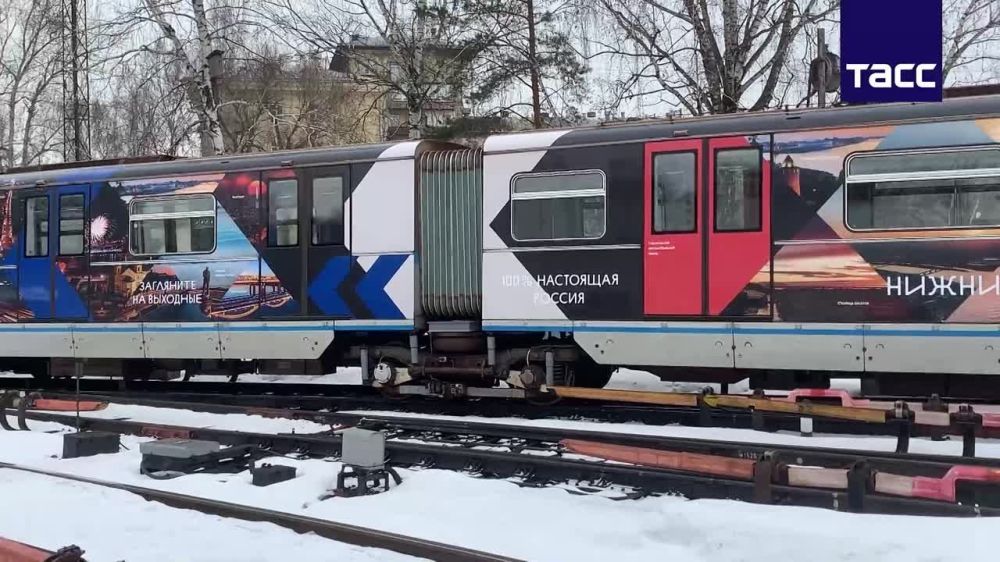 Поезд "Нижний Новгород: 100% настоящая Россия" начал курсировать на Арбатско-Покровской линии московского метро, передает наш корреспондент