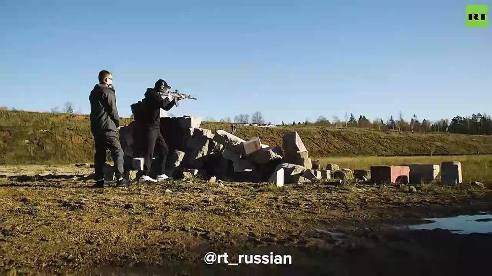 Струне оторвало ногу. Я ему говорю: «Ты чё разлёгся?!» Он на меня смотрит, говорит: «Ты чё, дурак?!» Я говорю: «В смысле «чё, дурак»? Вставай, пошли». Он говорит: «У меня ноги нету»