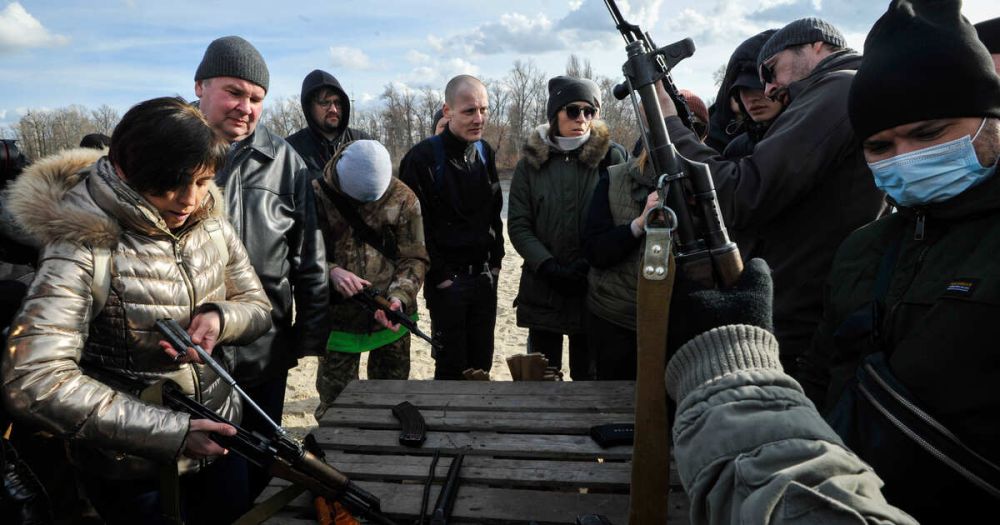 Жителей Днепропетровской области обязали сдать за 10 дней выданное оружие