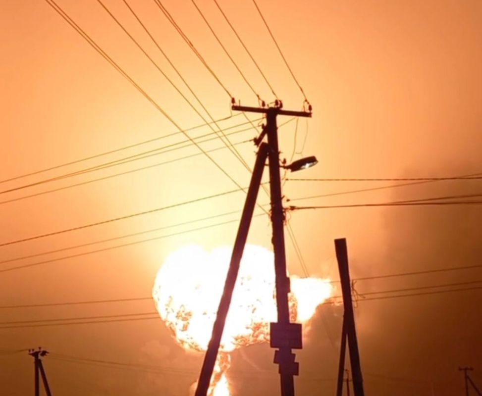 Огненный столб после прилета где-то в Днепропетровской области