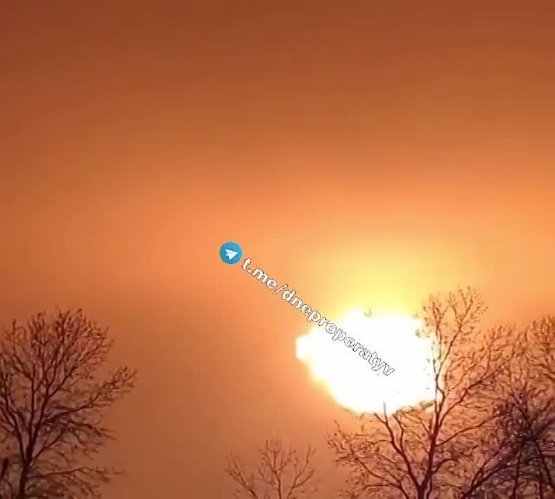В Новомосковске Днепропетровской области этой ночью взлетели на воздух переданные от НАТО запасы топлива и боеприпасов, сообщает @infantmilitario