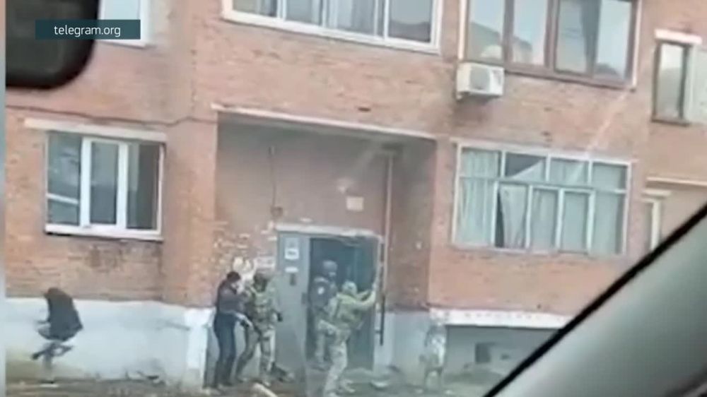 Кадры задержания мужчины, угрожавшего взорвать дом в Новомосковске