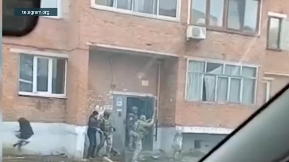 Бойцы спецназа в Новомосковске задержали мужчину, который угрожал взорвать жилой дом