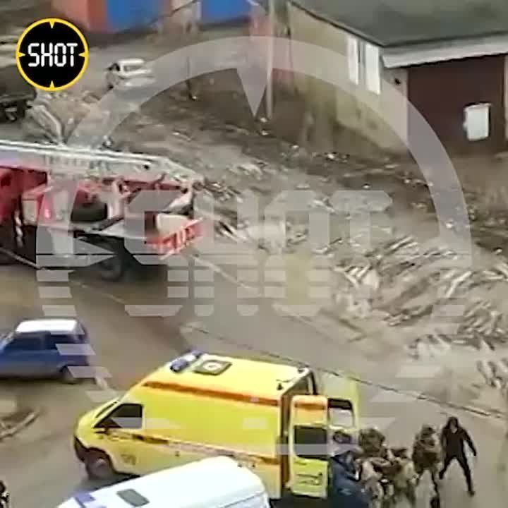 В Новомосковске — винтилово со стрельбой: по нашим данным, силовики задерживали мужчину в микрорайоне Залесный в ходе ОРМ. Пришлось эвакуировать жителей из дома