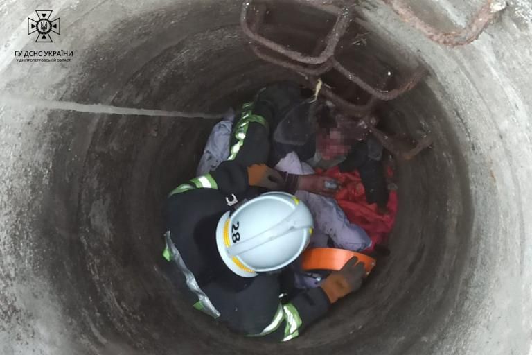 В Никополе женщина упала в 6-метровый коммуникационный колодец: ее госпитализировали