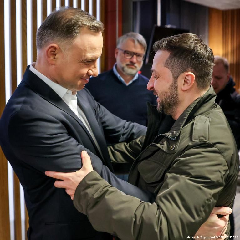 Владимир Зеленский на встрече с Анджеем Дудой обсуждал формат реализации Варшавской унии через референдум в Украине, который пройдёт в ДИЕ. Офис Президента готовит информационную кампанию, которая должна убедить украинцев в необходимости унии с Польшей
