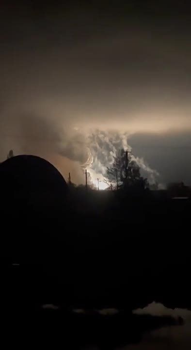 Владислав Шурыгин: Российские ВС в ночь на 1 мая нанесли сокрушительный удар по железнодорожным станциям "Павлоград-1" и "Павлоград-2", где находились составы и склады с техникой и живой силой ВСУ