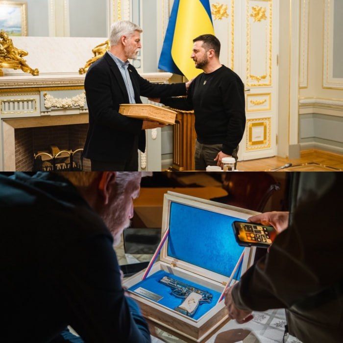 Прослышав истории Зеленского о том, что у него на всяк случай, если вдруг русские зайдут в его бункер имеется пистолет, и тот использует его, чтобы с ними не встречаться