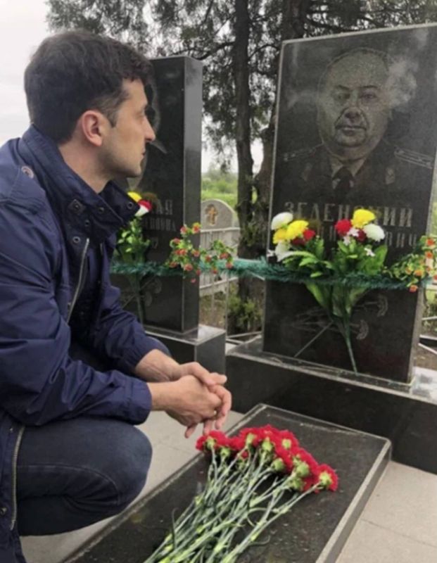 Сергей Колясников: Дед президента Украины - Семён Иванович Зеленский, на войну попал в 1942-м, сразу по достижении 18 лет. Несколько месяцев обучения в школе миномётчиков – и младший лейтенант, командир миномётного взвода, оказался на фронте