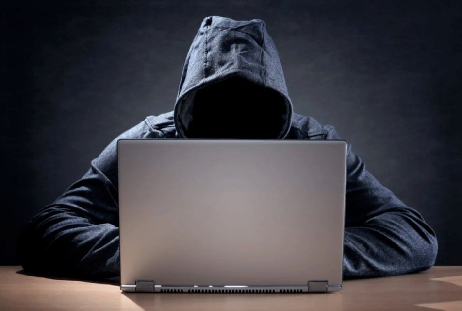 Мошенник из Днепропетровщины выманивал средства переселенцев с помощью фейковой ссылки в приложение известного украинского банка