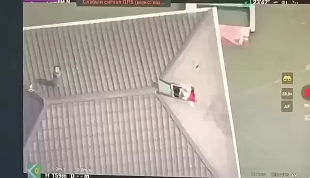 Олег Царёв: Украинские военные с помощью коптеров передают жителям левого берега Днепра воду и еду