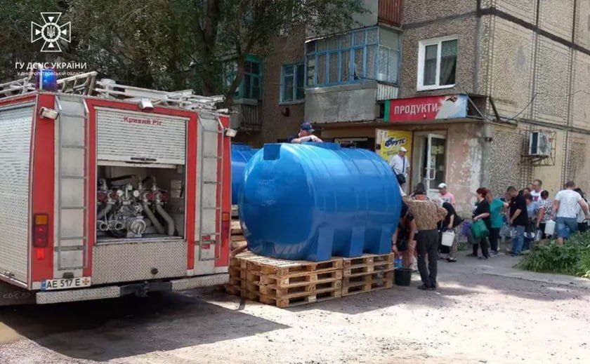Спасатели продолжают осуществлять подвоз воды для жителей Криворожского и Никопольского районов