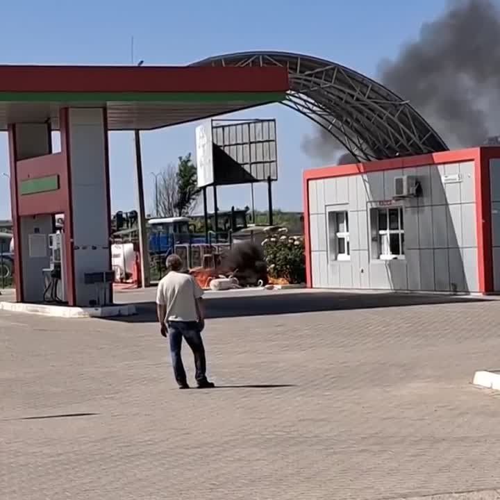 В Новомосковском районе возле АЗС горел автомобиль, никто не пострадал