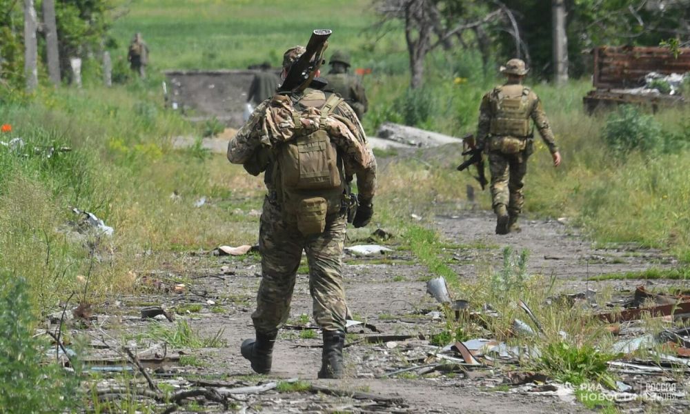 Российские военные продолжают зачистку местности у Антоновского моста