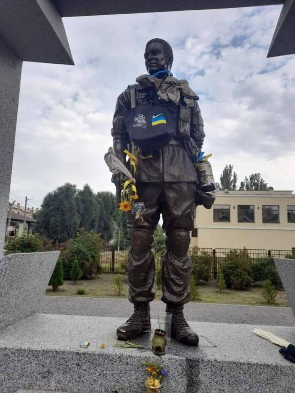 Помните, мы вчера писали о памятнике в Новомосковске, который испортили Вандалы? Так вот этими "героями" оказались боевики ВСУ!