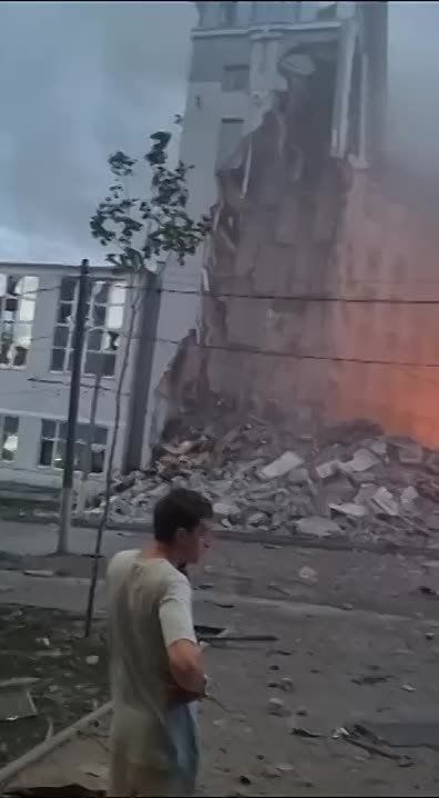 Президент Украины Владимир Зеленский признал факт российского ракетного удара по зданию регионального управления СБУ в Днепропетровске