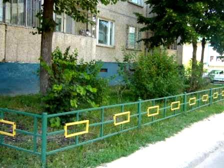 Выжил благодаря дереву.. Подвыпивший мужчина вышел покурить на балкон и упал с высоты 5 этажа