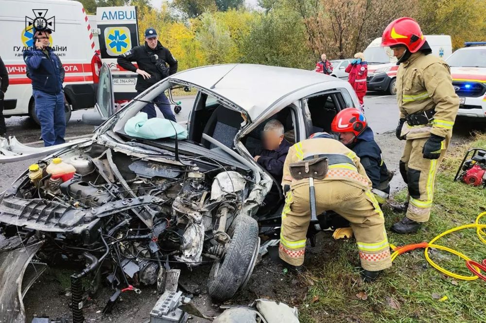 ДТП.В Синельниковском районе столкнулись Ford и фура, есть пострадавшие