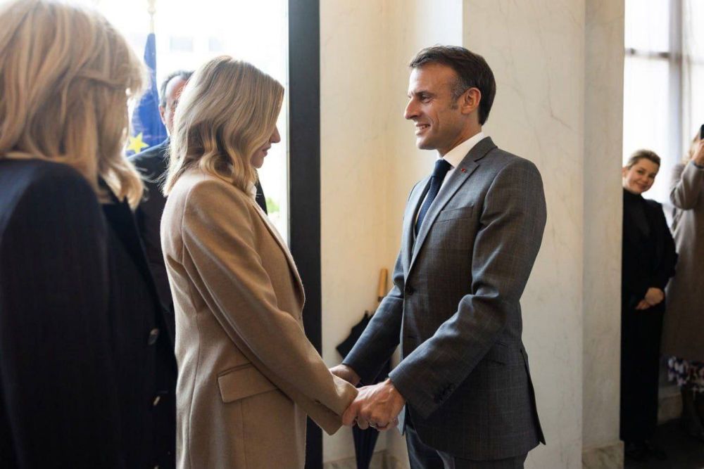 А у нас новости.. Елена Зеленская отправилась во Францию. Ленка-скумбрия причепурилась, теперь по-модному и с брюликами в...