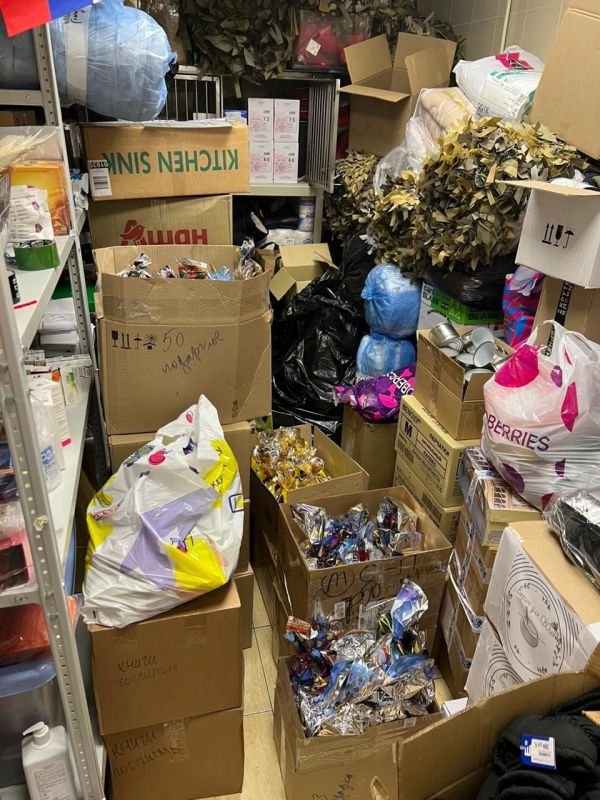 Волонтеры Москвы подготовили для бойцов СВО новогодние подарки