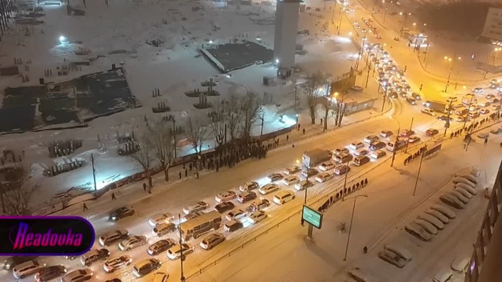 Екатеринбург этой ночью не спит — метель обесточила несколько районов, пробка остановила Новомосковский тракт, а общественный транспорт давно вышел из расписания